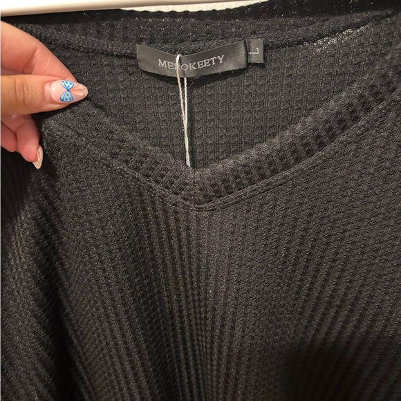 Black Textured Short Sleeve V Neck Top - Picture 2 of 7